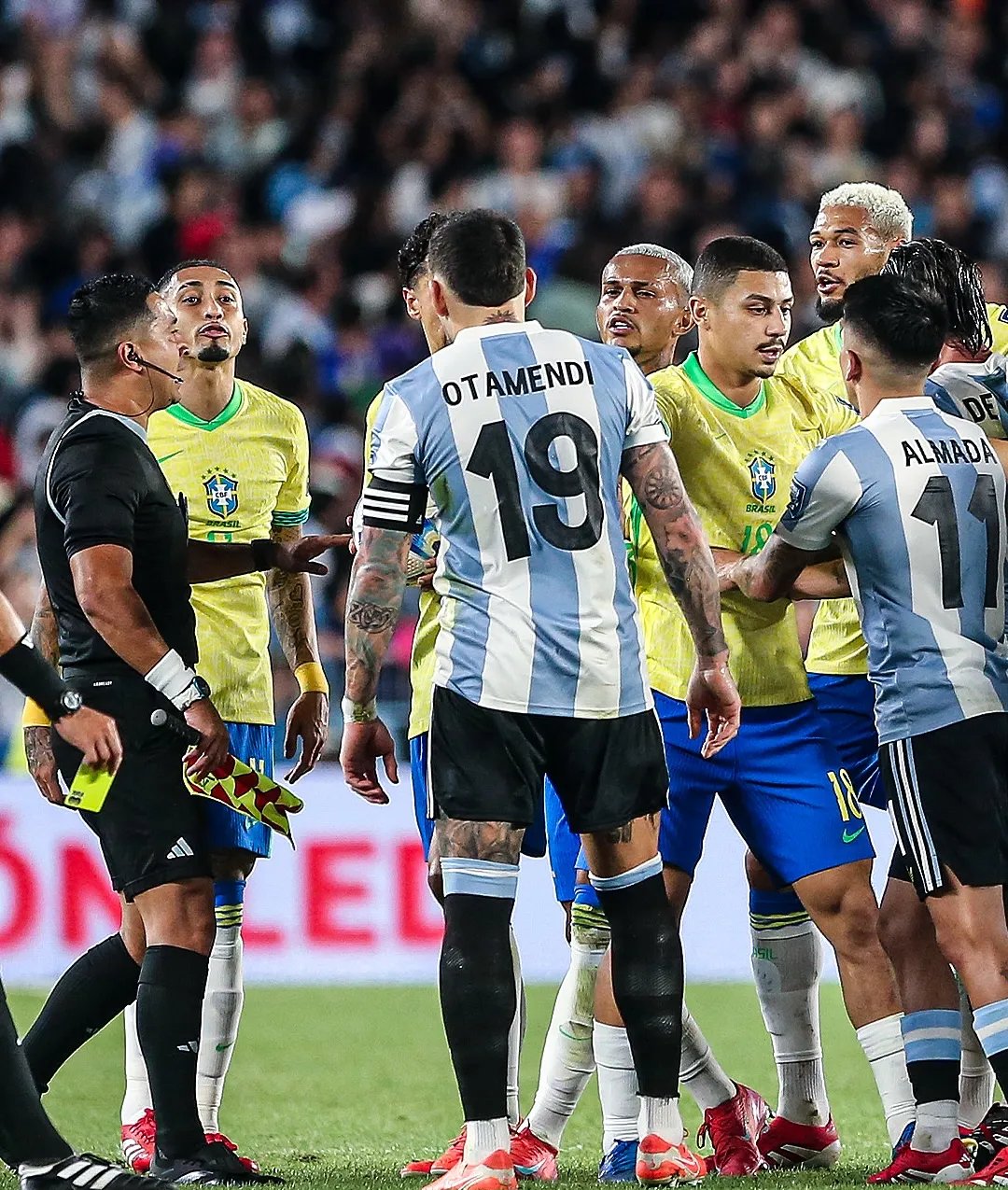 华体会娱乐平台包含转折点！巴塞罗那防线松动，中超集结日攻防权衡，信心回归，训练强度明显提升的词条